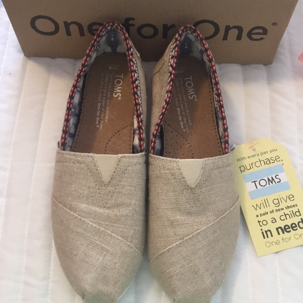 NWT toms - temp trim size 6